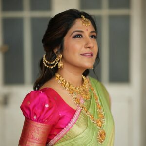 Shweta Mohan Instagram - All decked up for Theme round in #zeesaregamapalilchamps ... Must say, enjoyed getting dressed as a princess 🥰

Shot by - @storiesbysidhu
Costume - @prabuselvaraj_ , @shalafashions
Makeup - Annie @peethumull
Hair - @venki_hairstylist