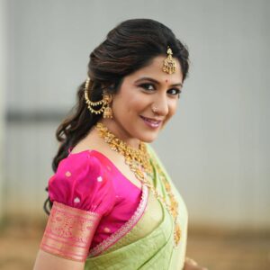 Shweta Mohan Instagram - All decked up for Theme round in #zeesaregamapalilchamps ... Must say, enjoyed getting dressed as a princess 🥰

Shot by - @storiesbysidhu
Costume - @prabuselvaraj_ , @shalafashions
Makeup - Annie @peethumull
Hair - @venki_hairstylist
