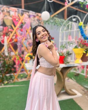 Simran Budharup Instagram - Dreaming Of Love And Flowers 🌹🌸

#Lehenga #flower #cute #pink #favourite #happy happyvibes #trending #indianoutfit #follow #explore
