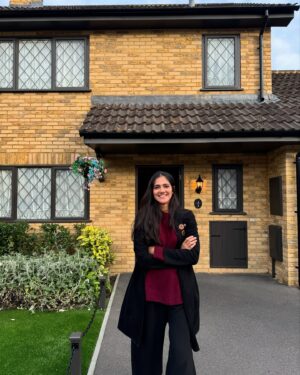 Simran Choudhary Instagram - I solemnly swear my heart belongs at Hogwarts 🪄🤍
.
.
.
#homecoming #mischiefmanaged #PotterHead #hogwarts #wizard #gryffindor #wizardingworld #notamuggle #harrypotter