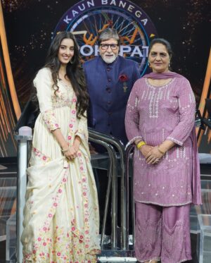Simrat Kaur Instagram - Never met someone so charming 🥹♥️…
….also also also Amitabh sir called me beautiful…🙈🙈🙈 
…..and and and one thing i learned from him is dedication towards work… 🧿🙏🏻♥️
.
.
Styled by mom ♥️