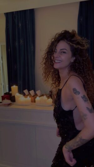 Sindy Michelle Claudia Auvity Instagram - 3 ans après avec mes nouveaux cheveux 🤍

(Après si vous avez remarqué pour ma fermeture éclair faites passer le message de manière subtile en langage codé je compte sur votre imagination mdrr) 

La combi c’est @boohoo ça fait  6 ans que je l’ai 🤍