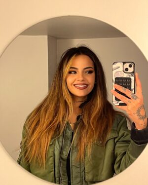 Sindy Michelle Claudia Auvity Instagram - Alors j’avoue j’avais pas vu venir la neige, mais punaise ça m’a fait trop plaisir. Il a neigé chez vous ? Vous avez réussi à pas vous casser la margoulette ?