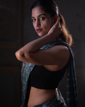 Siri Ravikumar Instagram - Dropping the last set! @balajimanoharphotography thoroughly enjoyed photowalking with you, thank you for the beautiful pictures ❤️
@srinidhi_achar 'light' aagi help 😀 thank you! And @handeajith can't wait to see your pictures!! 😍
.