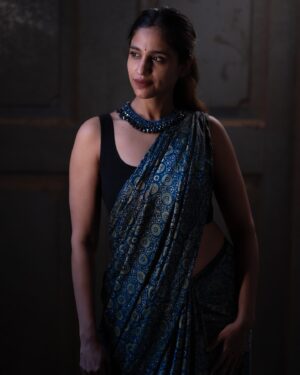 Siri Ravikumar Instagram - Dropping the last set! @balajimanoharphotography thoroughly enjoyed photowalking with you, thank you for the beautiful pictures ❤️
@srinidhi_achar 'light' aagi help 😀 thank you! And @handeajith can't wait to see your pictures!! 😍
.