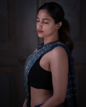 Siri Ravikumar Instagram - Dropping the last set! @balajimanoharphotography thoroughly enjoyed photowalking with you, thank you for the beautiful pictures ❤️
@srinidhi_achar 'light' aagi help 😀 thank you! And @handeajith can't wait to see your pictures!! 😍
.