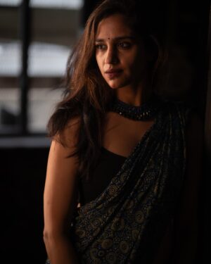 Siri Ravikumar Instagram - I've been thinking of captions for the series I've been posting, but the photos say it all! Sigh! 🙃 
.
Beautiful pictures shot by @balajimanoharphotography @balajimanohar ❤️❤️ and with some great company @srinidhi_achar @handeajith 🫶🏼