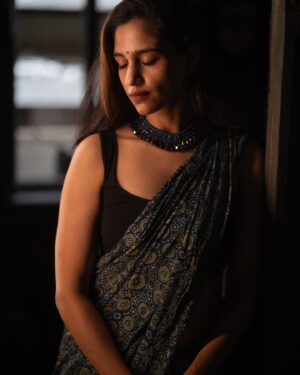 Siri Ravikumar Instagram - I've been thinking of captions for the series I've been posting, but the photos say it all! Sigh! 🙃 
.
Beautiful pictures shot by @balajimanoharphotography @balajimanohar ❤️❤️ and with some great company @srinidhi_achar @handeajith 🫶🏼