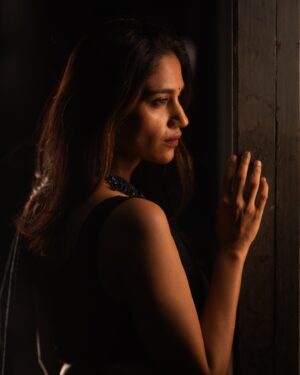 Siri Ravikumar Instagram - I've been thinking of captions for the series I've been posting, but the photos say it all! Sigh! 🙃 
.
Beautiful pictures shot by @balajimanoharphotography @balajimanohar ❤️❤️ and with some great company @srinidhi_achar @handeajith 🫶🏼
