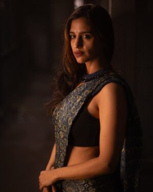 Siri Ravikumar Instagram - I've been thinking of captions for the series I've been posting, but the photos say it all! Sigh! 🙃 
.
Beautiful pictures shot by @balajimanoharphotography @balajimanohar ❤️❤️ and with some great company @srinidhi_achar @handeajith 🫶🏼