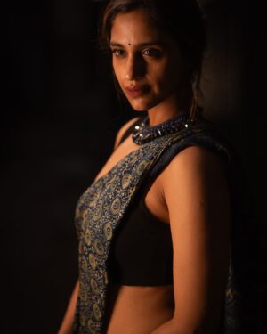 Siri Ravikumar Instagram - I've been thinking of captions for the series I've been posting, but the photos say it all! Sigh! 🙃 
.
Beautiful pictures shot by @balajimanoharphotography @balajimanohar ❤️❤️ and with some great company @srinidhi_achar @handeajith 🫶🏼