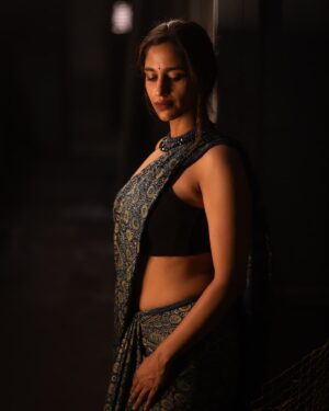 Siri Ravikumar Instagram - I've been thinking of captions for the series I've been posting, but the photos say it all! Sigh! 🙃 
.
Beautiful pictures shot by @balajimanoharphotography @balajimanohar ❤️❤️ and with some great company @srinidhi_achar @handeajith 🫶🏼