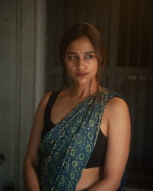 Siri Ravikumar Instagram - 💙🖤 
.
Photographs: @balajimanoharphotography @balajimanoharofficial 
Gaffer: @srinidhi_achar @handeajith
.
#photowalk #portraitphotography #portrait #photography #balajimanoharphotography #siriravikumar #mayavi #actor #bengaluru #saree #sareestyle #sareestyling #photoshoot #photoshootideas #photoshootinspiration #bengalurustreets