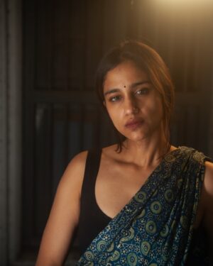 Siri Ravikumar Instagram - 💙🖤 
.
Photographs: @balajimanoharphotography @balajimanoharofficial 
Gaffer: @srinidhi_achar @handeajith
.
#photowalk #portraitphotography #portrait #photography #balajimanoharphotography #siriravikumar #mayavi #actor #bengaluru #saree #sareestyle #sareestyling #photoshoot #photoshootideas #photoshootinspiration #bengalurustreets
