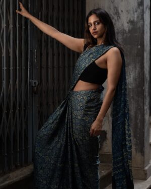 Siri Ravikumar Instagram - 💙🖤 
.
Photographs: @balajimanoharphotography @balajimanoharofficial 
Gaffer: @srinidhi_achar @handeajith
.
#photowalk #portraitphotography #portrait #photography #balajimanoharphotography #siriravikumar #mayavi #actor #bengaluru #saree #sareestyle #sareestyling #photoshoot #photoshootideas #photoshootinspiration #bengalurustreets