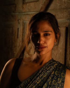 Siri Ravikumar Instagram - Speak with your eyes, saying what words can't do. With every glance, a story just for me and you... 
.
Pictures from a beautiful photowalk morning with some lovely people- 

Photographs by @balajimanoharphotography 
Gaffer @srinidhi_achar @handeajith

#photowalk #portraitphotography #portrait #photography #balajimanoharphotography #siriravikumar #mayavi #actor #bengaluru #saree #sareestyling
