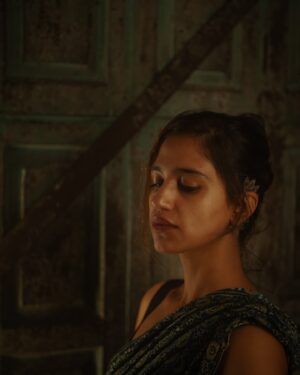 Siri Ravikumar Instagram - Speak with your eyes, saying what words can't do. With every glance, a story just for me and you... 
.
Pictures from a beautiful photowalk morning with some lovely people- 

Photographs by @balajimanoharphotography 
Gaffer @srinidhi_achar @handeajith

#photowalk #portraitphotography #portrait #photography #balajimanoharphotography #siriravikumar #mayavi #actor #bengaluru #saree #sareestyling