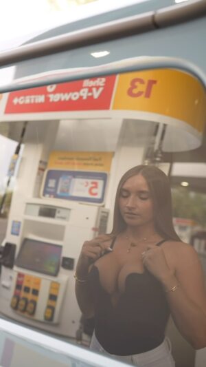 Skylar Mae Instagram - What snacks am I getting at the gas station 🧐