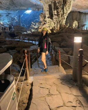 Smita Gondkar Instagram - Wondering through Caves!!
Such a wonderful and unbelievable experience to escape through the Caves.⛰️😁
.
.
.
#smitagondkar #smittens #traveling #HalongBay #travel #Vietnam #Caves #TravelDiaries #VietnamAdventures #trending #explorepage