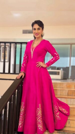 Smita Gondkar Instagram - After the success of this event, i have started enjoying Sangeet functions.. The brides father was very worried about his Sangeet function as he had the most shy and reserved audience. And was wanting everyone to be happy and entertained. I was there as a guest but decided to take charge and voila this reserved audience landed up dancing and had a blast🤩✨..
.
.
.
#smitagondkar #smittens #wedding #weddingseason #outfit #ootd #explorepage