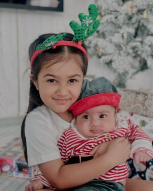 Smriti Khanna Instagram - Christmas with my little elves.
Sometimes we have to smile through the tears on a low day, because their joy is the light even in the darkest moments ✨