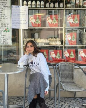 Sofia Barbosa Instagram - dezembro com sol e frio ft. @browniespain ☕️🧣🧤 #browniegirls