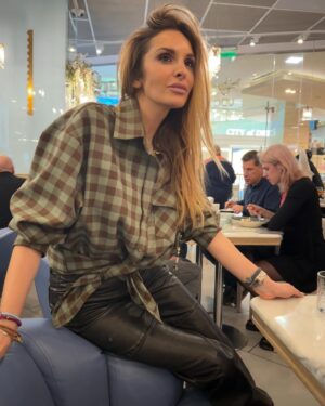 Sofya Kashtanova Instagram - Гуляли мы тут по торговому центру и я впечатлена количеством классных российских брендов!  Теперь одеться стильно в России стало проще чем где-либо! На мне total look Казанского бренда @ricoco_shop  ну супер же !