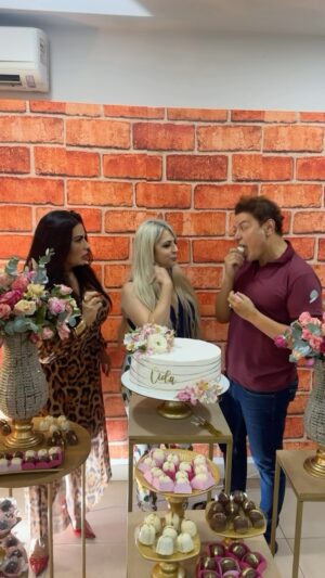 Solange Gomes Instagram - POR ISSO SUA @novadesignrj É A MELHOR😜👏👊❤️
Felicidades Cida, paz, saúde e prosperidade!
Nós te amamos coisa rica ❤️❤️