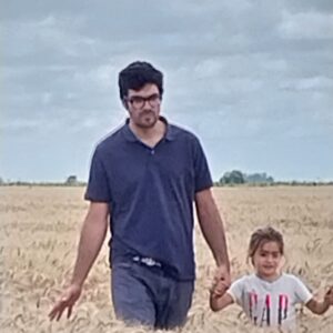 Soledad Silveyra Instagram - Mi amado Máximo, hoy cumplirías 64 años y desde la tierra te abraza toda la familia. Nuestro recuerdo siempre. Fuiste como un hijo, beso al cielo que te cobija y te pido que me ayudes desde allá con mi salud y estreno. Te adoro hermano y sabe que aquí tenes una heredera: Jacinta, hija de @mathopff que es igual a vos. Mamá, mamá Sole y el tío Jorge tampoco están conmigo. Los adoro🧚🏻‍♀️❤️
