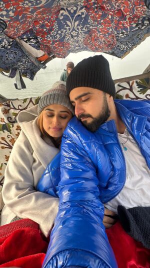 Somi Khan Instagram - Frozen dal lake This is happening after 24 years …!! 

Trip managed by @tripclan.pvt.ltd 

#adilkhandurrani#somikhan