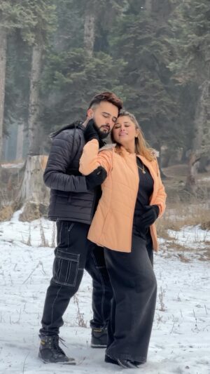 Somi Khan Instagram - My Rooh belongs to you, this life and forever ♥️ 

What a beautiful song brother @arslannizaami @rekhabhardwaj
@artistefirst 

#rooh #love #relationshipgoals #kashmir #Celebistaan #adilkhandurrani #somikhan