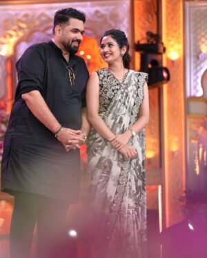 Sonal Monteiro Instagram - Snaps from Zee kutumba ♥️♥️ 
@tharunsudhir @zeekannada 

Wearing - @classy.designerhouse by @chaithu._.gowda . @classy_renthouse 
Makeup - @ganesh_makeover 
Hair - @shivu_makeovers 
Photography- @b_h_a_r_a_t_h_photography 

#sonalmonteiro #tharunsudhir #tharunsonaltakeok