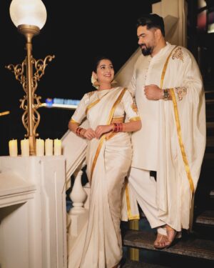 Sonal Monteiro Instagram - ಸಮಸ್ತ ನಾಡಿನ ಜನತೆಗೆ ದೀಪಗಳ ಹಬ್ಬ ದೀಪಾವಳಿ  ಹಾಗೂ ಕನ್ನಡಿಗರ ಮನೆ ಹಬ್ಬ ಕನ್ನಡ ರಾಜ್ಯೋತ್ಸವದ ಹಾರ್ದಿಕ ಶುಭಾಶಯಗಳು ! 
May the festival of lights bring you warmth, love, and happiness. Wishing you a prosperous and joyous Deepavali !

Thank u @bangalore_times for this amazing shoot !! ♥️ 
Wearing @arulaa_by_rashmianooprao ♾️ 
Makeup - @ganesh_makeover ♥️
Hairstylist- @makeover_by_praveen ♥️
Photography- @talesbycolorshots 

#sonalmonteiro #tharunsudhir #tharunsonaltakeok #deepavali #deepavali2024 #kannadarajyotsava