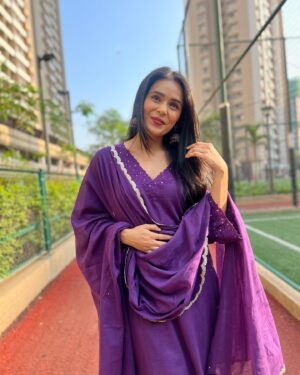 Sonal Vengurlekar Instagram - रंग 💜🫶🏻
Outfit : @joviindia 
Footwear : @pabishfootwears