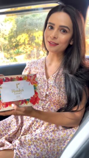 Sonal Vengurlekar Instagram - These imported  perfumes are dermatologically tested & it’s safe of your skin & fabric 
* it’s unisex & you can experience long lasting fragrance 
*the best part is it’s cruelty free 🫶🏻
You can shop for yourself or gift your loved ones ♥️
Checkout  @ruska.luxury ON AMAZON NOW ! 
@sanjaygagnaniofficial I am in love with Oakwood 🤩