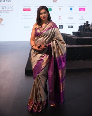 Sonali Kulkarni Instagram - ✨✨✨ 

Styled by : @prachethestylist 
Jewellery : @kishandasjewellery 
Makeup : @vrushti_harkare 
Hair : @hairby_vidhya 
@gaurangofficial 

@bombaytimes @timesfashionweek