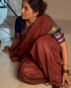 Sonali Kulkarni Instagram - तुमच्या विलक्षण प्रतिसादानं , कौतुकानं.. मला भरूनच आलं आहे..!!! 

What an incredible ride it has been🌟
Manvat Murders has been receiving so much love, and we owe it all to YOU.. Your praises , huge response and the amazing TRP has blown us away ♥️🔥 

Here’s a look at what went on behind the camera to make this dream come true. Thank you for making Manvat Murders a huge success! 💥💥💥

#manvatmurders #sonyliv