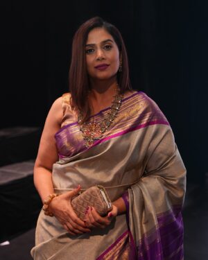 Sonali Kulkarni Instagram - ✨✨✨ 

Styled by : @prachethestylist 
Jewellery : @kishandasjewellery 
Makeup : @vrushti_harkare 
Hair : @hairby_vidhya 
@gaurangofficial 

@bombaytimes @timesfashionweek