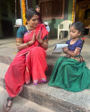 Sonali Kulkarni Instagram - तुमच्या विलक्षण प्रतिसादानं , कौतुकानं.. मला भरूनच आलं आहे..!!! 

What an incredible ride it has been🌟
Manvat Murders has been receiving so much love, and we owe it all to YOU.. Your praises , huge response and the amazing TRP has blown us away ♥️🔥 

Here’s a look at what went on behind the camera to make this dream come true. Thank you for making Manvat Murders a huge success! 💥💥💥

#manvatmurders #sonyliv