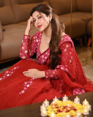 Sonarika Bhadoria Instagram - 🪔♥️✨

📸 @kakali_das_photography 
Outfit @kirankalsiofficial 
Pr @vblitzcommunications