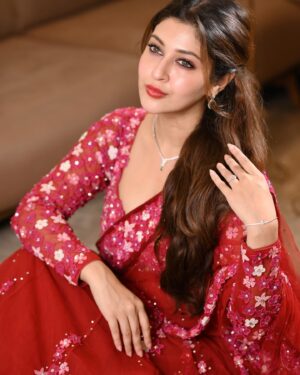 Sonarika Bhadoria Instagram - 🪔♥️✨

📸 @kakali_das_photography 
Outfit @kirankalsiofficial 
Pr @vblitzcommunications