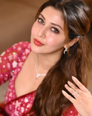 Sonarika Bhadoria Instagram - 🪔♥️✨

📸 @kakali_das_photography 
Outfit @kirankalsiofficial 
Pr @vblitzcommunications