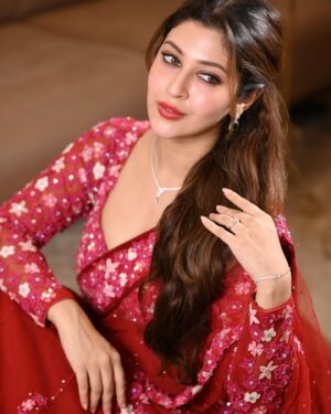Sonarika Bhadoria Instagram - 🪔♥️✨

📸 @kakali_das_photography 
Outfit @kirankalsiofficial 
Pr @vblitzcommunications