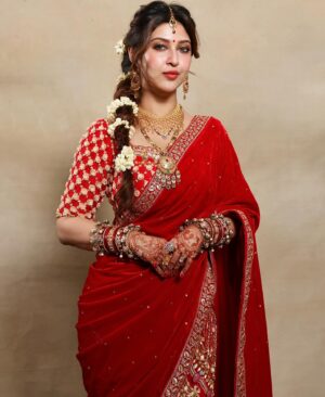 Sonarika Bhadoria Instagram - Pehla Karvachauth aur meri Shaadi ka lehenga
🫠♥️🧿

🌙🪞🪷✨

📸 @mediamansionx