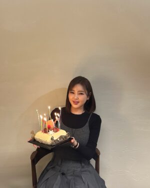Song Ga-in Instagram - 우리 스텝들과 함께 즐겁게 생일 파티 ! 🙏🏻💕🥳