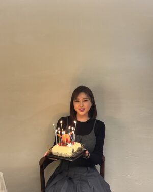 Song Ga-in Instagram - 우리 스텝들과 함께 즐겁게 생일 파티 ! 🙏🏻💕🥳