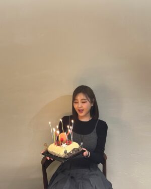 Song Ga-in Instagram - 우리 스텝들과 함께 즐겁게 생일 파티 ! 🙏🏻💕🥳