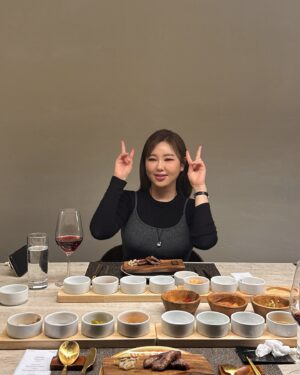 Song Ga-in Instagram - 우리 스텝들과 함께 즐겁게 생일 파티 ! 🙏🏻💕🥳