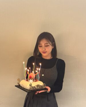 Song Ga-in Instagram - 우리 스텝들과 함께 즐겁게 생일 파티 ! 🙏🏻💕🥳