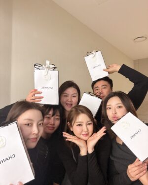 Song Ga-in Instagram - 우리 스텝들과 함께 즐겁게 생일 파티 ! 🙏🏻💕🥳